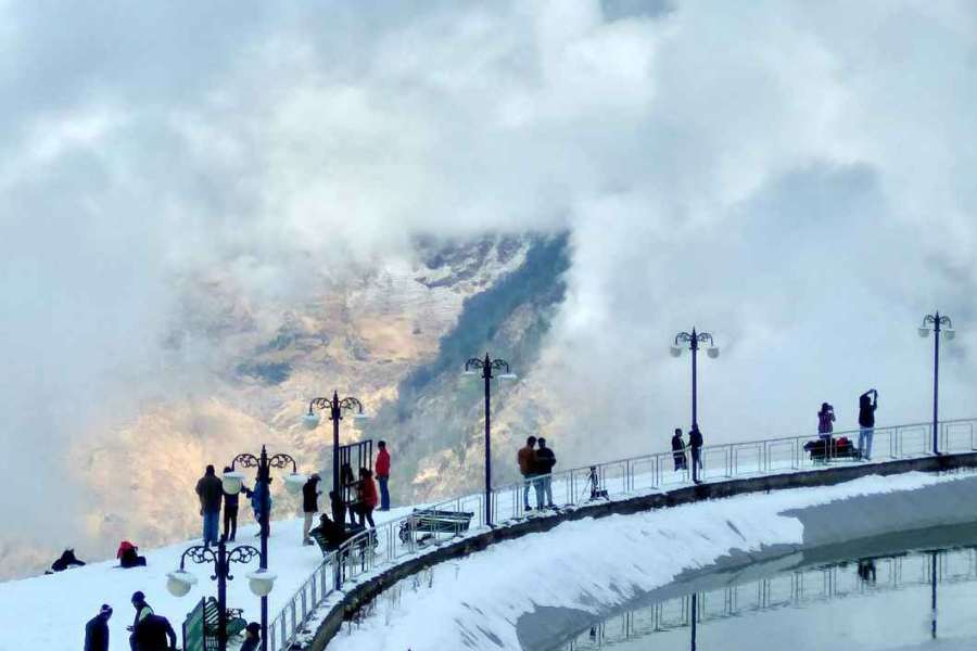 ওহ্,  বলতে ভুলে গিয়েছি, এটাই এশিয়ার দীর্ঘতম এবং উচ্চতম রোপওয়ে। গোটা পৃথিবীতে উচ্চতার দিক দিয়ে দ্বিতীয়। এবং গর্বের সঙ্গে লিখছি, এ হেন অত্যাশ্চর্য রোপওয়ে ব্যবস্থাটি আমাদের দেশেই। ভারতবর্ষের উত্তরাখন্ডে। আরও নির্দিষ্ট ভাবে বললে আউলি-তে।