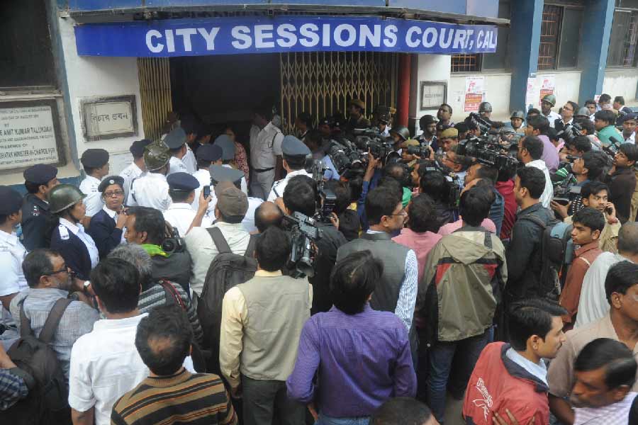 কামদুনিতে গিয়ে গ্রামবাসীদের ক্ষোভের মুখে পড়েন রাজ্যের মন্ত্রী জ্যোতিপ্রিয় মল্লিক এবং বসিরহাটের তৎকালীন তৃণমূল সাংসদ হাজি নুরুল ইসলাম। ওই বছরের ১০ জুন কামদুনিকাণ্ডের তদন্তভার দেওয়া হয় সিআইডিকে। ওই কাণ্ডে গ্রেফতার করা হয় মোট ৯জনকে।