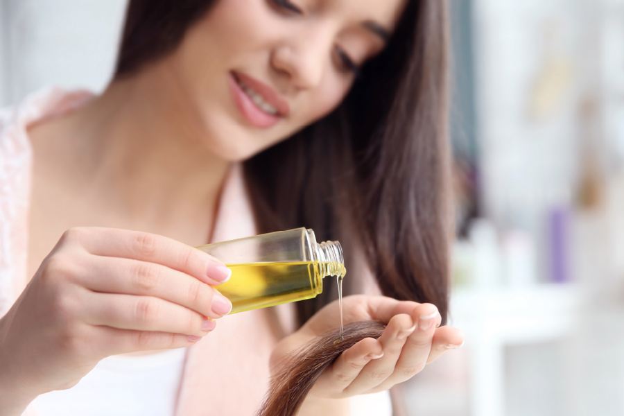 চুলে তেল লাগানো নিয়ে অনেক ভ্রান্ত ধারণা রয়েছে।