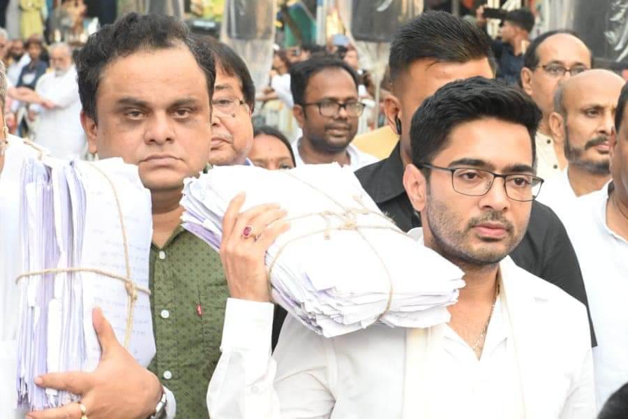 রাজভবনে অভিষেক বন্দ্যোপাধ্যায়ের পাশে চিঠির বান্ডিল হাতে ব্রাত্য বসু।