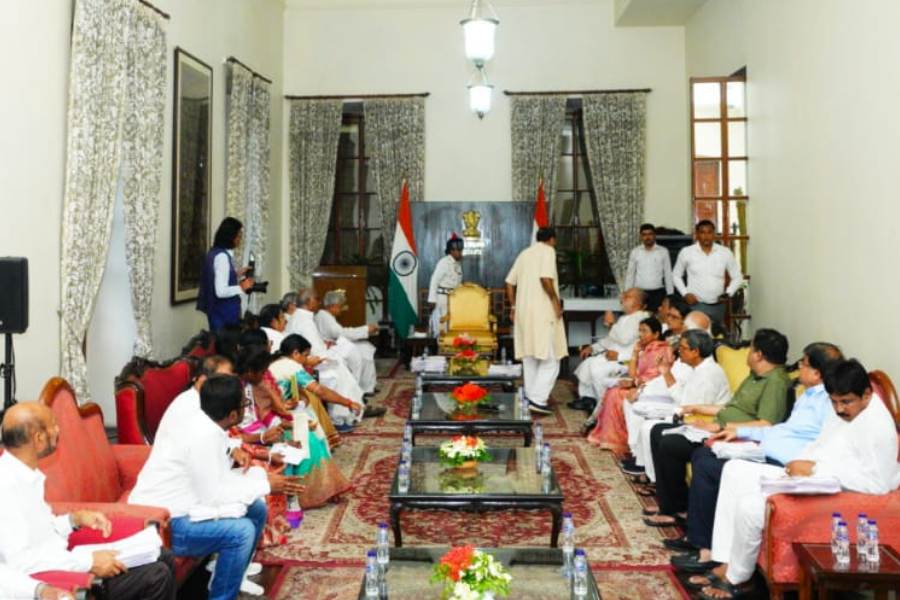 ডান দিকের সারিতে সাত নম্বর আসনে বসে আছেন ব্রাত্য। 