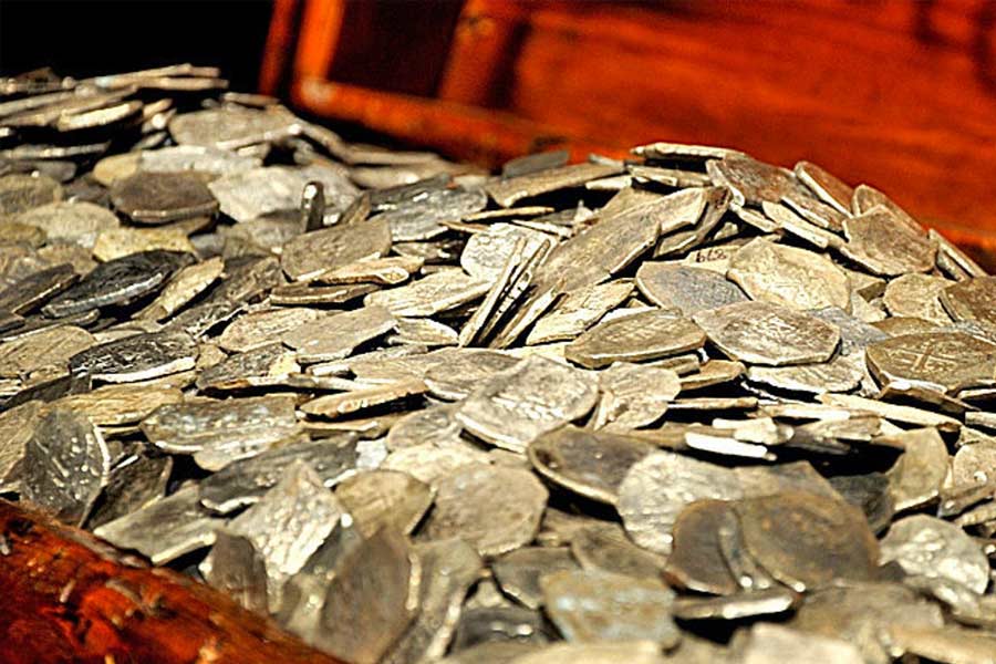 কানাডার লোভা স্কটিয়ায় আটলান্টিক সমুদ্রের তীরে রয়েছে ওক দ্বীপ। মনে করা হয়, এই দ্বীপের ১৪০ একর অরণ্যভূমিতেই লুকিয়ে রয়েছে গুপ্তধন। অষ্টাদশ শতকে নাকি সে সব লুকোনো হয়েছিল।