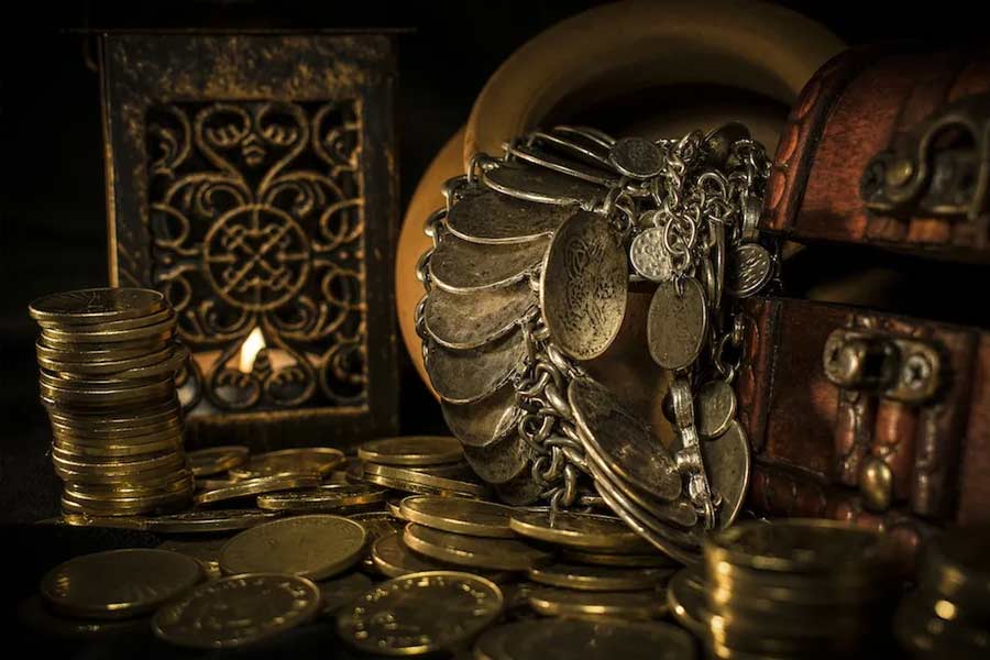 কে লুকিয়ে রেখেছিল সে সব ধনসম্পদ? এই নিয়ে কিন্তু রয়েছে রহস্য, যার সমাধান আজও পুরোপুরি মেলেনি। প্রথম যখন এই ওক দ্বীপের সন্ধান পেয়েছিল মানুষ, তখন বেশ চমকেই গিয়েছিল। কারণ গোটা দুনিয়ায় একমাত্র এখানেই ছিল লাল ওকের জঙ্গল।