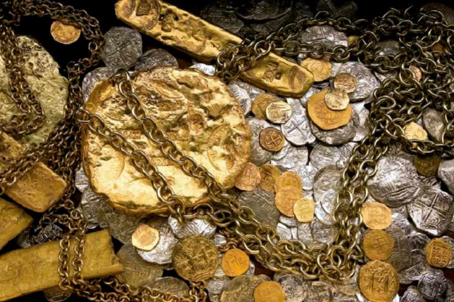 সেই সম্পদের খোঁজেই বার বার এই দ্বীপে অভিযান চালিয়েছেন মানুষ। শতাধিক বছর আগে এই জঙ্গলের মাটি খুঁড়ে ৯০ ফুট গভীরে একটি পাথরখণ্ড মিলেছিল। সেই পাথরখণ্ডে খোদাই করা ছিল অদ্ভুত এক লিপি। বিজ্ঞানীরা সেই লিপির পাঠোদ্ধার করে দেখেন, তাতে লেখা, ‘‘১০ ফুট নীচে ২০ লক্ষ মিথ্যা পুঁতে রাখা হয়েছে।’’