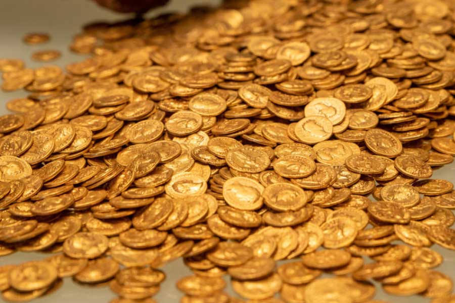 এর পর ক্রমেই ওক দ্বীপ নিয়ে একের পর এক অদ্ভুত, ভয়ঙ্কর গল্প ছড়াতে থাকে। বলা হয়, এই গুপ্তধন খুঁজতে এসে অন্তত সাত জন মারা না গেলে উদ্ধার হবে না ধনরত্ন। এখনও পর্যন্ত নাকি এই গুপ্তধন খুঁজতে এসে মৃত্যু হয়েছে ছ’জনের।