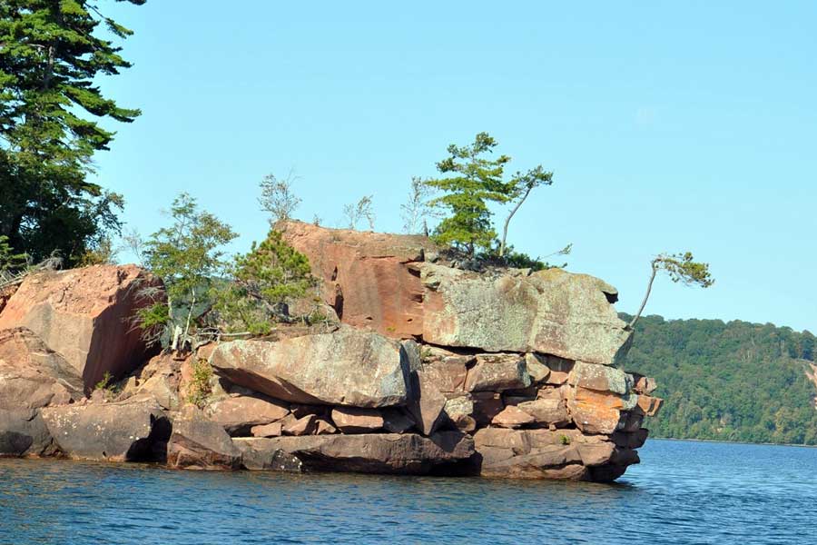 ১৭৬২ থেকে ১৭৬৫ সালের মধ্যে প্রথম বার এই ওক দ্বীপের সমীক্ষা করা হয়। ১৭৭৬ সালে এই দ্বীপের মানচিত্র তৈরি করেন ব্রিটিশ কার্টোগ্রাফার জেএফডব্লিউ ডেস বারেস।