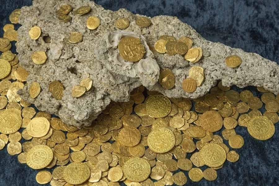 ড্যানিয়েলের মনে হয়েছিল, দ্বীপের ওই জায়গায় মাটি খুঁড়ে কেউ হয়তো ধনসম্পত্তি পুঁতে রেখেছেন। জলদস্যুরাই এই কাজ করেছিল বলে মনে হয় তাঁর। কারণ ওক দ্বীপ সংলগ্ন মাহোন উপসাগরে তখন জলদস্যুদের দাপট ছিল।