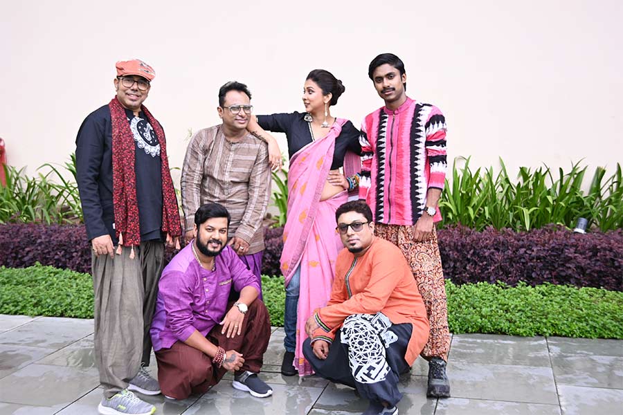 তবে শুধু মহিলাদের সাজই কেন, পৌষালী বন্দ্যোপাধ্যায়ের ব্যান্ড সেজেছে কলমকারি বা প্রিন্টেড কাপড়ের কুর্তা আর ধুতি প্যান্টের আধুনিক বাঙালি সাজে। 