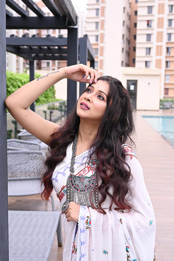 হালকা কাজলটানা চোখের সাজের সঙ্গে কপালে ছোট্ট টিপ। বাঙালিয়ানা চুইয়ে পড়া সাজের আসল আকর্ষণ হল মিষ্টি হাসি। হাতে বড় আংটি, হালকা ঢেউ খেলানো চুলে পৌষালী নিজের খেয়ালে। 