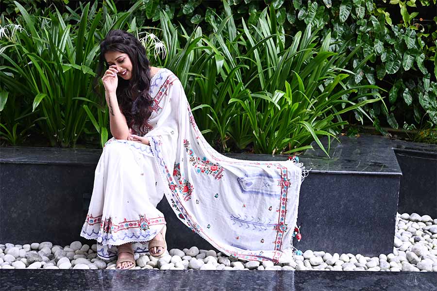 ষষ্ঠীর সাজের জন্য অনুশ্রী মলহোত্রা ঠিক করেছেন এক্কেবারে সাদা সাজ। মহাষষ্ঠীর দিনের বেলায় সাদা জামদানি শাড়িতে পার্শি কারুকাজের ছোঁয়ায় খুব সাধারণ শাড়িতেই হয়ে উঠতে পারেন অসামান্যা। 