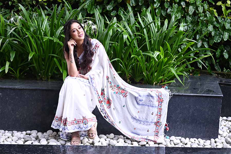  সঙ্গে রয়েছে ভারী আফগানি কাজের হার আর স্টাইলিং করা চুল,  পুজোর সাজ সম্পূর্ণ। 