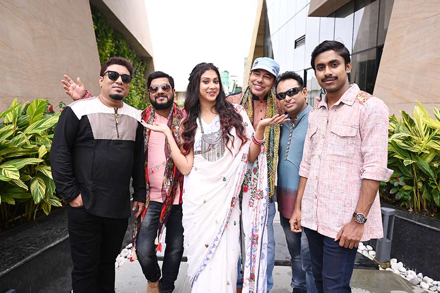 আপনিও এই রকম সাজ বেছে নিতে পারেন ষষ্ঠী উপলক্ষে। এই দিন পুরুষদের সাজে বিশেষ চমক বলতে একটু অন্য ভাবে পরা শার্ট বা ফতুয়া। কেউ আবার সঙ্গে নিতে পারেন কাঁথায় প্যাচওয়ার্ক করা স্টোল। 