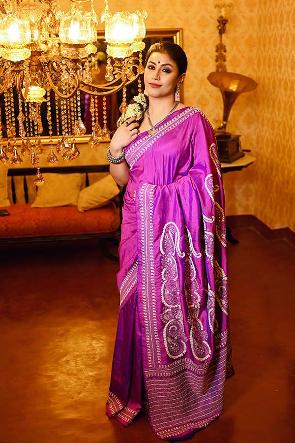 সপ্তমীর দিন সুতির সাজ ছেড়ে বেছে নিতে পারেন সিল্কের মখমলি মেজেন্টা বা বেগুনি রঙের শাড়ি। পোশাক শিল্পী সৈকত বন্দ্যোপাধ্যায় জানিয়েছেন,  ‘‘আমি মূলত কাঁথার কারুকাজ নিয়েই পুজোর পোশাক ভেবেছি।’’ যেমন সাদা সুতোর কল্কা নকশা করা মেজেন্টা শাড়িতেই আপনার সপ্তমীর সাজ জমে যাবে একদম। 