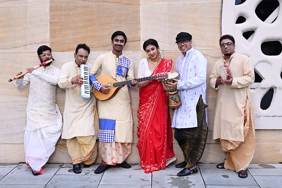 অনুশ্রী মলহোত্রার কাছে অষ্টমীর সাজ মানেই সাদা আর লালে বিশুদ্ধ বাঙালি নারী। সঙ্গে পুরুষদের জন্যও তাঁর ভাবনা জমকালো ধুতি পাঞ্জাবি। ঘিয়ে থেকে কালো, সব রকম রঙের বাহারে সেজে উঠুন অষ্টমীতে। 