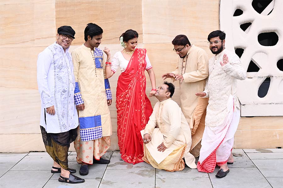 মা দুর্গা যেমন সপরিবারে আসেন, তেমনি ধুতি পাঞ্জাবিতে সেজে ওঠা দলের সঙ্গে,  লাল জামদানিতে মধ্যমণি পৌষালী। হাসি ঠাট্টাতেই কেটে যায় পুজোর ক’টা দিন। 