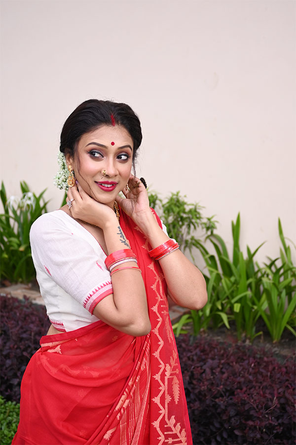 খোঁপায় তাজা ফুল! অষ্টমীর সাজে হয়ে উঠুন মোহময়ী। 