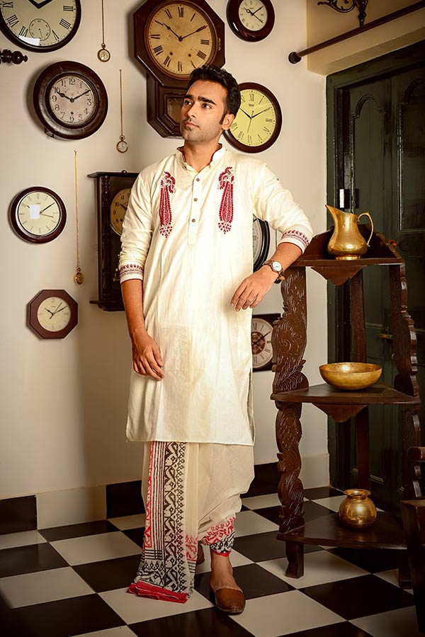 সঙ্গে রাতের সাজে পুরুষদের জন্য রয়েছে ঘিয়ে পাঞ্জাবি আর সাদা জামদানি পিন্টের পাড়ের ধুতি। পাঞ্জাবির হাতায় ও বুকে রয়েছে কল্কা নকশায় কাঁথার কারুকাজ। 