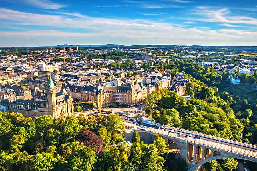 এ হেন জটিল সঙ্কটে হাওয়া দিয়েছে সেখানকার ক্রমাগত ঊর্ধ্বমুখী বাড়িভাড়া। সংবাদমাধ্যমের দাবি, ঘরভাড়া আকাশছোঁয়া হওয়ায় তল্পিতল্পা গুটিয়ে বেলজিয়াম, ফ্রান্স বা জার্মানির পথে রওনা দিচ্ছেন লুক্সেমবার্গের বহু বাসিন্দা। কারণ, ইউরোপের ওই দেশগুলিতে তুলনামূলক ভাবে বাড়িভাড়ার জন্য খরচ অনেক কম।