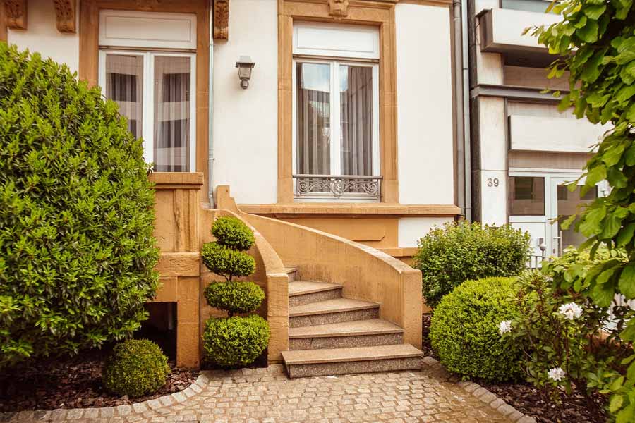 সংবাদমাধ্যম সূত্রে খবর, লুক্সেমবার্গে একটি নয়া ফ্ল্যাটের প্রতি বর্গফুটের জন্য ১৩,০০০ ইউরো খসাতে হয়। ভারতীয় মুদ্রায় যা প্রায় সাড়ে ১১ লক্ষ টাকা। পুরনো বাড়ির ক্ষেত্রে প্রতি বর্গফুট প্রায় ৯ লক্ষ ৪৩ হাজার টাকা দিতে হবে।