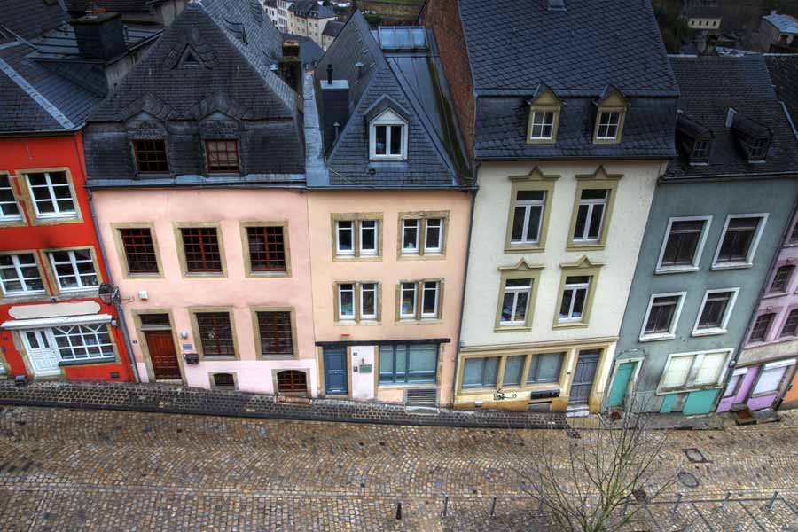 লুক্সেমবার্গে একটি বাড়ির মালিকানার স্বপ্ন রয়েছে? তবে সে স্বপ্নপূরণে গড়ে প্রায় ১৩ কোটি ২১ লক্ষ ৮০ হাজার টাকা গোনার জন্য প্রস্তুত থাকুন। সে দেশের বেশির ভাগ বাসিন্দার কাছে যে স্বপ্ন আজও অধরাই রয়ে গিয়েছে।