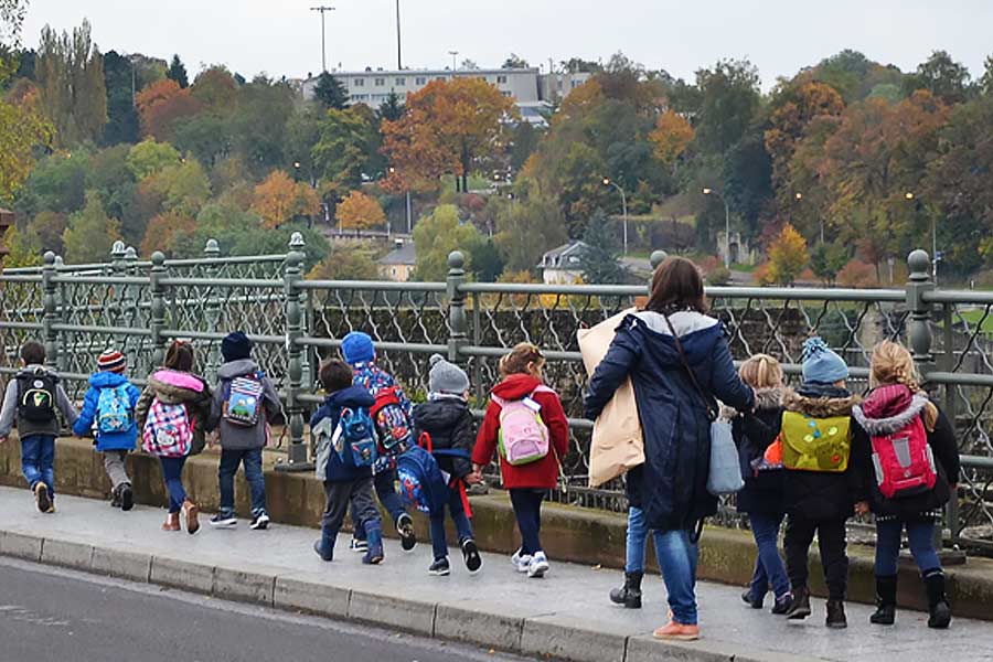 আমজনতার এই সঙ্গিন পরিস্থিতির কথা মেনে নিচ্ছেন ‘হাউজ়িং অবজ়ারভেটরি’-র গবেষক আঁতোয়া পাকু। লুক্সেমবার্গের হাভিয়ের বেটেল সরকারের নীতি রূপায়ণের জন্য যিনি পরিসংখ্যান বিশ্লেষণে সহায়তা করেন। পাকু বলেন, ‘‘জার্মানি, ফ্রান্স বা বেলজিয়ামে সম্পত্তির মূল্য কম হওয়ায় দিনকে দিন লুক্সেমবার্গ ছেড়ে ওই দেশগুলিতে চলে যাচ্ছেন এখানকার বাসিন্দারা।’’