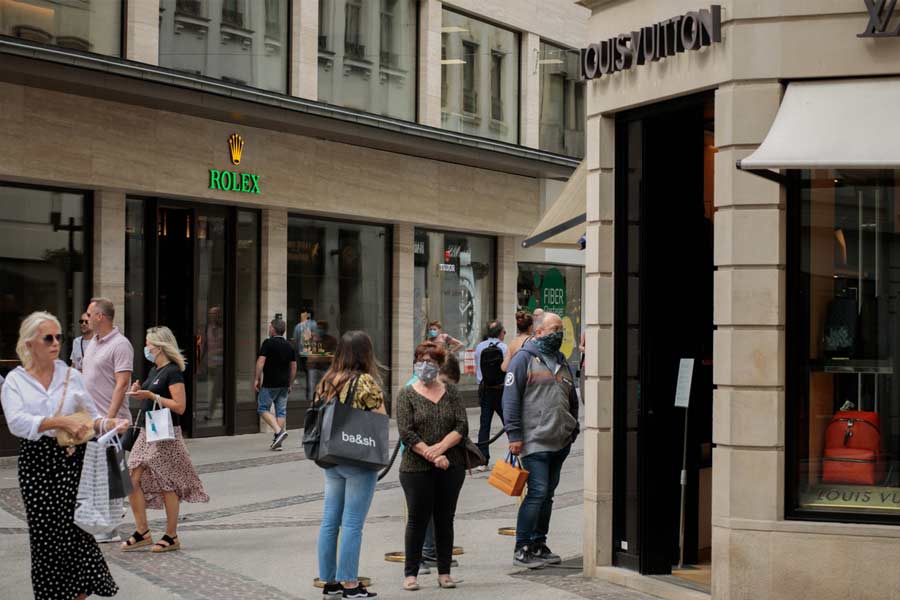 পাস্কাল জানিয়েছেন, পাঁচ বছরের প্রচেষ্টার পর একটি বাসা জোটাতে পেরেছেন। অর্থনৈতিক ক্ষেত্রে শক্তিশালী হওয়া সত্ত্বেও এ হেন সঙ্কট বেশ চমকে দেওয়ার মতো তো বটেই। লুক্সেমবার্গ বিশ্ববিদ্যালয়ের রাজনৈতিক বিশ্লেষক ফিলিপে পোয়ারিয়ের মতে, ভোটব্যাঙ্কের কাছে দেশের বাকি সমস্যাকে ছেয়ে ফেলেছে এই সঙ্কট।