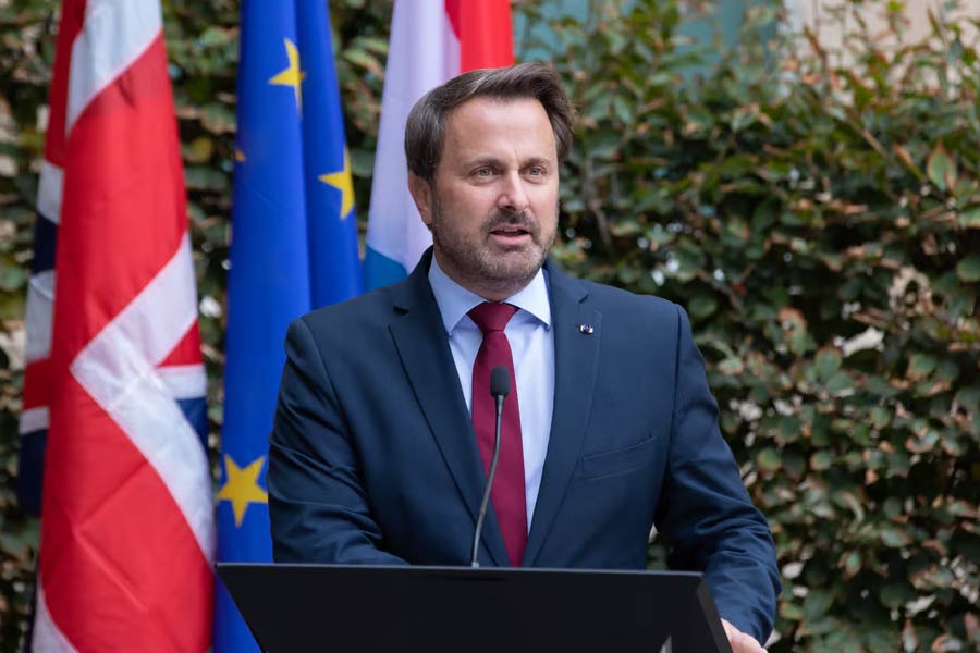 প্রধানমন্ত্রী বেটেলের দল লিবারাল এবং সোশালিস্ট— লুক্সেমবার্গের দুই প্রধান রাজনৈতিক দলই এই সঙ্কটমোচনে বদ্ধপরিকর বলে দাবি করেছে। লিবারাল পার্টির প্রতিশ্রুতি, আবাসনের এই সমস্যার ঘোচাতে সুপার হাউসিং নামে একটি মন্ত্রক গঠন করা হবে।