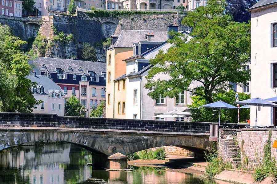 আমজনতার জন্য সহজসাধ্য আবাসনের পক্ষে প্রচেষ্টা চালাচ্ছেন বলে দাবি করেছেন লুক্সেমবার্গের জোট সরকারে স্বাস্থ্যমন্ত্রী তথা সোশালিস্ট পার্টির নেত্রী পলেট লেনার্ট। এ ক্ষেত্রে বিপুল বিনিয়োগ টানার চেষ্টা করা হচ্ছে বলে জানিয়েছেন তিনি।