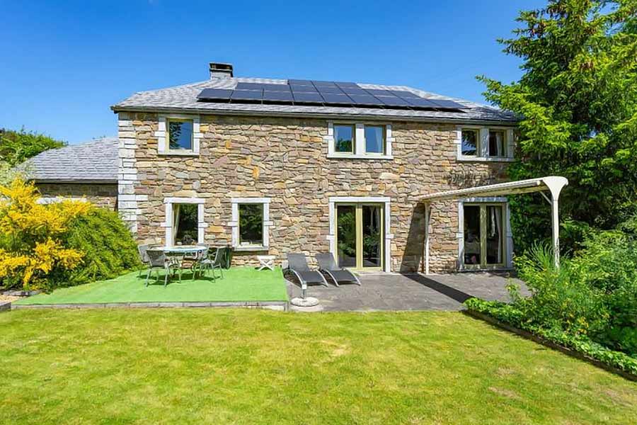 এই সঙ্কটে বিদেশি নাগরিকদের কম ‘অবদান’ নেই। ভাল বেতনের জন্য চাকরিসূত্রে এ দেশে ঘাঁটি গেড়েছেন বহু বিদেশি। এখানে থাকাকালীন তাঁরাও জমি-বাড়ির মতো সম্পত্তি জুটিয়ে নিচ্ছেন।