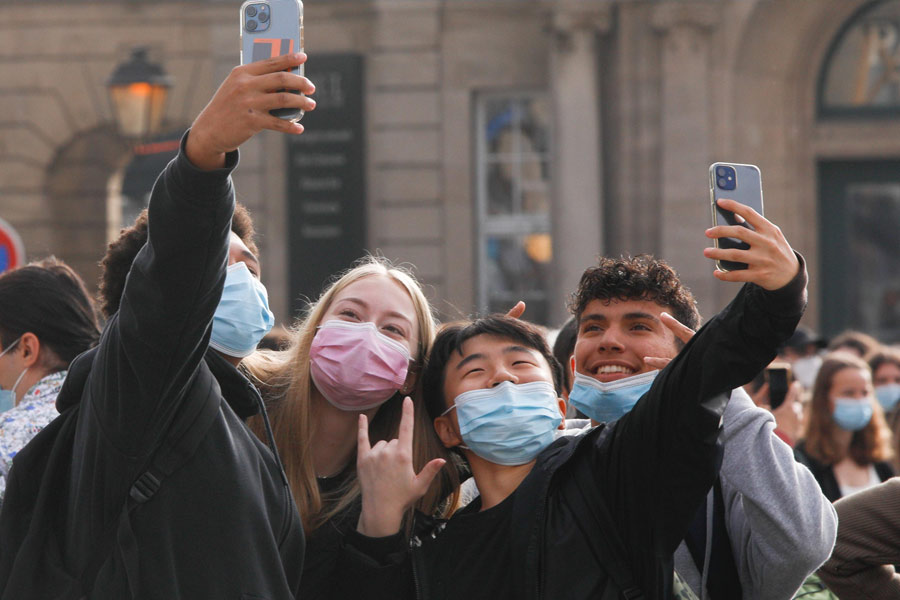 সংবাদমাধ্যম সূত্রে খবর, লুক্সেমবার্গে বসবাসকারীর অর্ধেকই বিদেশি নাগরিক। এ দেশের নাগরিকদের ৮০ শতাংশের কাছে বাড়ির মালিকানা রয়েছে। অন্য দিকে, লুক্সেমবার্গে বসবাসকারী বিদেশিদের মধ্যে ৫০ শতাংশ কোনও না কোনও বাড়ির মালিক। ফলে আমজনতার শিয়রে বাসা বেঁধেছে সঙ্কট।