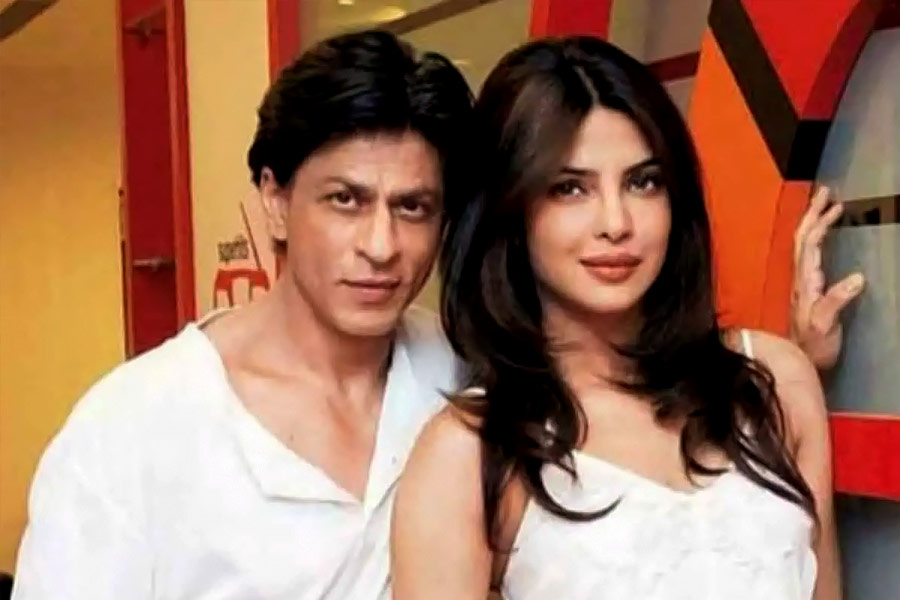 বলিউডের ‘কিং অফ রোম্যান্স’ শাহরুখ খানের সঙ্গে প্রিয়ঙ্কা চোপড়া জোনাসের পরকীয়া সম্পর্ক নিয়ে বলিপাড়ায় তুমুল তর্ক এবং আলোচনা চলে। বলিপাড়ার একাংশের দাবি, দুই তারকার মধ্যে শুধুমাত্র বন্ধুত্ব ছিল।