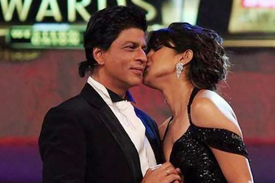 আবার একাংশের অনুমান, শাহরুখ এবং প্রিয়ঙ্কা দু’জনে তাঁদের সম্পর্কের কথা গোপন রেখেছিলেন। প্রিয়ঙ্কাও নাকি এই কারণে বলিউড ছেড়ে বাধ্য হয়ে হলিপাড়ায় পাড়ি দেন। সম্প্রতি সমাজমাধ্যমে ছড়িয়ে প়ড়া একটি ভিডিয়োয় শাহরুখ এবং প্রিয়ঙ্কার সম্পর্ক নিয়ে প্রশ্নচিহ্ন জেগে ওঠে।