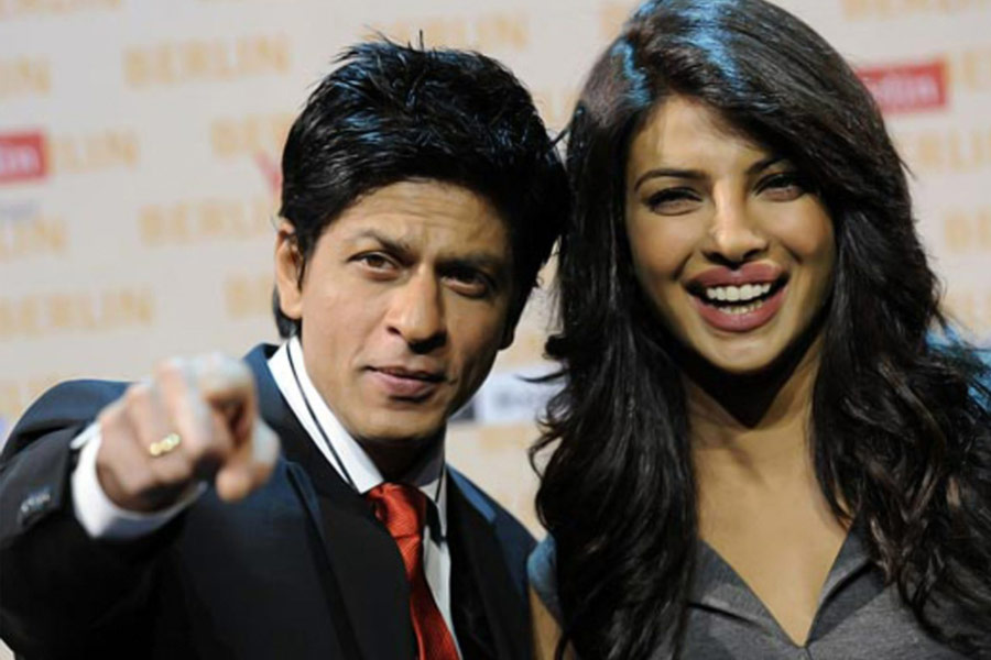 প্রিয়ঙ্কা ভিডিয়োকলের মাধ্যমে হাজির হওয়ার কিছু ক্ষণ পর অতিথির আসন থেকে অভিনেত্রীর সঙ্গে কথা বলতে শুরু করেন শাহরুখ।