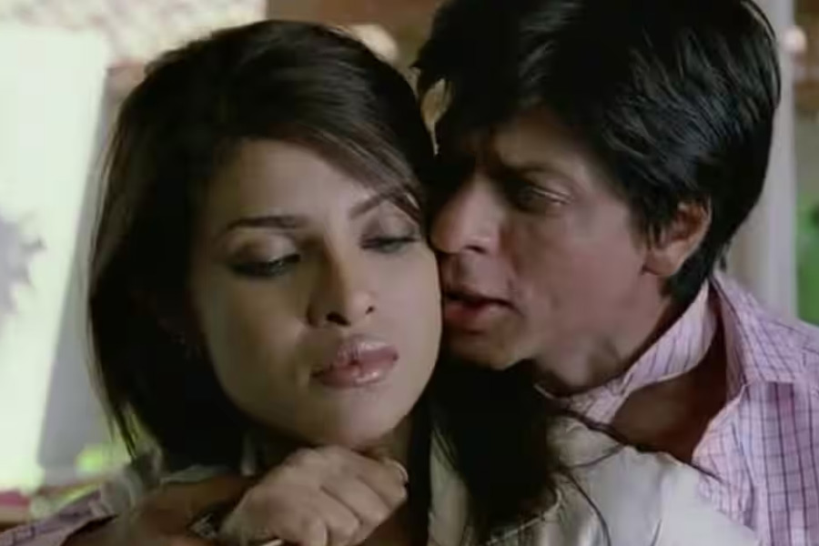 তারকাখচিত অনুষ্ঠানে নিজের আসন থেকেই হাতে মাইক নিয়ে প্রিয়ঙ্কাকে উদ্দেশ করে শাহরুখ বলেন, ‘‘খুব কম লোকই জানেন যে তুমি কত ভাল গান গাও। আজ আমি তোমায় গান গেয়ে এমন কিছু বলব যার জবাব তোমাকে গান গেয়েই দিতে হবে।’’