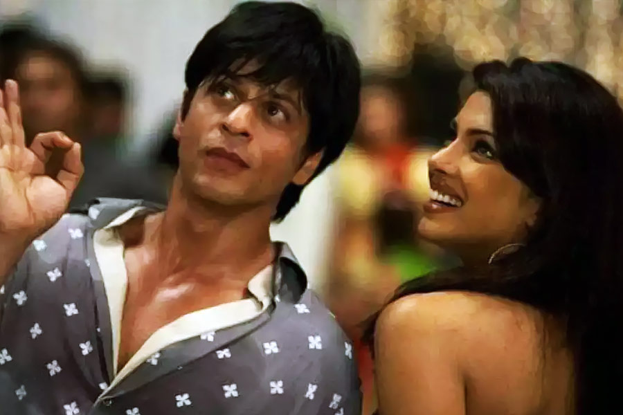 কিন্তু গানের প্রথম দু’কলি গাওয়ার পর গানের বাণী হঠাৎ বদলে ফেলেন শাহরুখ। ‘লেট ইট বি’র বদলে সে জায়গায় ‘ম্যারি মি’ শব্দদু’টি বসিয়ে দেন অভিনেতা। প্রিয়ঙ্কার দিকে তাকিয়ে সুর মিলিয়ে বার বার ‘ম্যারি মি’ (‘আমায় বিয়ে করো’) বলতে থাকতেন তিনি।