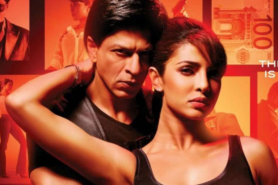 গানের মাধ্যমেই কি তবে প্রিয়ঙ্কাকে বিয়ের প্রস্তাব দিলেন শাহরুখ? অভিনেতার এমন আচরণে অবাক হয়ে যান প্রিয়ঙ্কা। লজ্জামাখা মুখে হাসিও ফুটে ওঠে তাঁর।