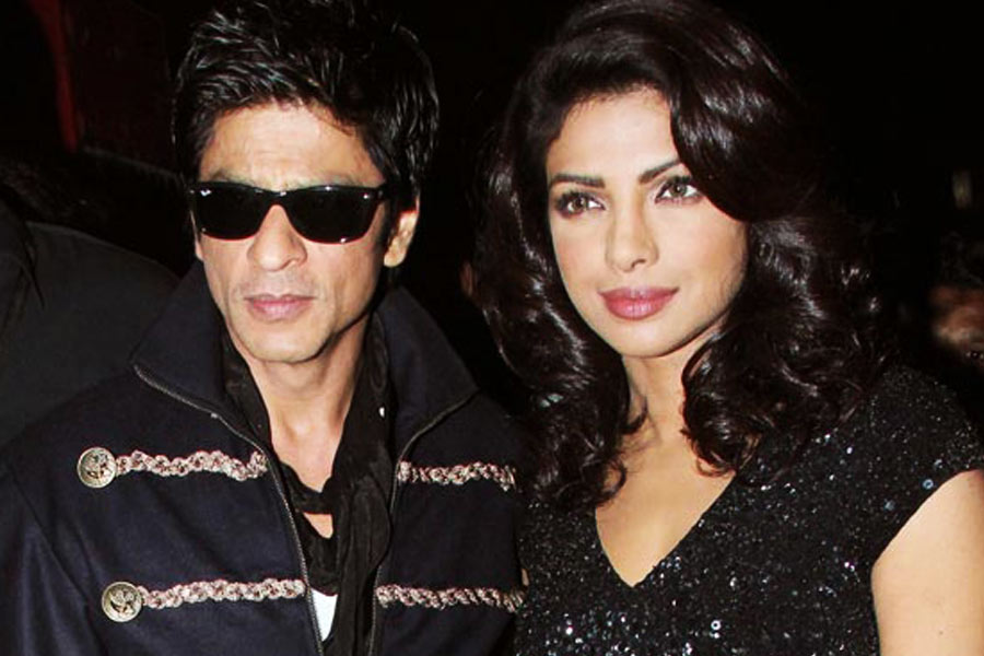 গান গেয়ে প্রিয়ঙ্কাকে জবাব দিতে অনুরোধ করেন শাহরুখ। অভিনেত্রী চোখেমুখে কেমন যেন একটা অপ্রস্তুত ভাব ফুটে ওঠে। হাসিমুখে প্রিয়ঙ্কা বলেন, ‘‘এর উত্তর গানের মাধ্যমে কেন, কোনও শব্দ প্রয়োগ করেই দেওয়া যায় না।’’