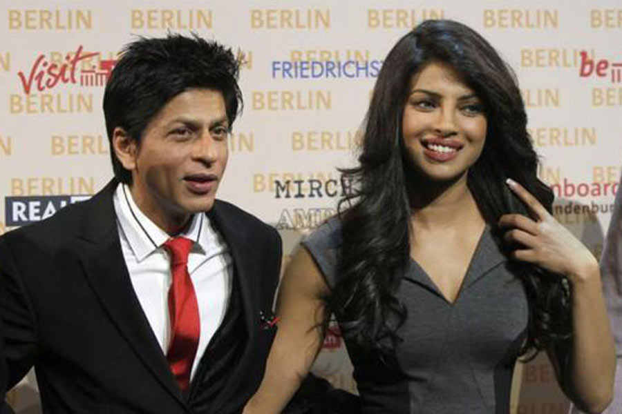 প্রিয়ঙ্কার জবাব শুনে শাহরুখ পাল্টা বলেন, ‘‘তা হলে ঠোঁটের দুষ্টু ভঙ্গি করেও তুমি উত্তর দিতে পার।’’ এই কথা বলে প্রিয়ঙ্কার দিকে চুমুও ইঙ্গিত করেন তিনি।