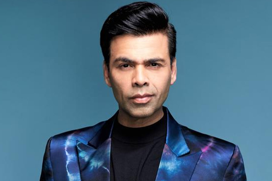 শাহরুখের পাল্টা উত্তর শুনে প্রিয়ঙ্কা কী বলবেন বুঝতে পারছিলেন না। দর্শকাসনে শাহরুখের পাশে বসেছিলেন কর্ণ। শাহরুখ-প্রিয়ঙ্কার কথোপকথন চলাকালীন শাহরুখের দিকে এক নজরে তাকিয়ে ছিলেন কর্ণ।