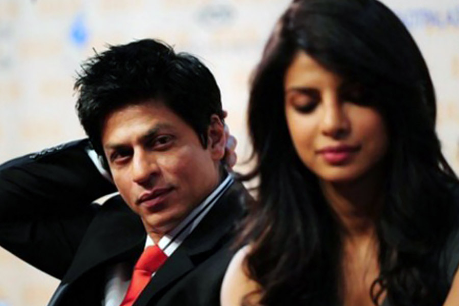 তবে কথোপকথনে শেষ দাগ কাটেন শাহরুখই। প্রিয়ঙ্কার উত্তরের অপেক্ষা না করে শাহরুখ হঠাৎ বলে ওঠেন, ‘‘প্রিয়ঙ্কাকে এর চেয়ে বেশি বিব্রত করা ঠিক হবে না।’’ এই বলে কথোপকথনের ইতি টানলেন অভিনেতা।