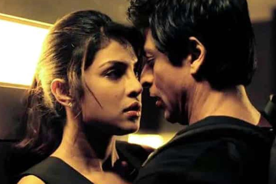 বলিপাড়ায় কানাঘুষো শোনা যায়, ২০০৬ সালে মু্ক্তিপ্রাপ্ত ‘ডন’ ছবির শুটিংয়ের সময় সহ-অভিনেত্রী প্রিয়ঙ্কার সঙ্গে গাঢ় বন্ধুত্ব হয় শাহরুখের। দুই তারকা নাকি সম্পর্কেও জড়িয়ে পড়েন।