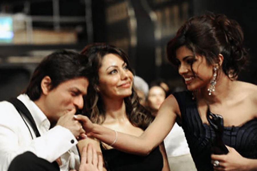 বলিপাড়ার একাংশের অনুমান, শাহরুখ এবং প্রিয়ঙ্কার সম্পর্কের কথা জানতে পারেন শাহরুখ-পত্নী গৌরী খান। প্রিয়ঙ্কার সঙ্গে যেন ভবিষ্যতে কোনও কাজ না করেন শাহরুখের কাছে এই শর্ত রাখেন গৌরী।