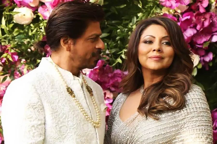 এমনকি, প্রিয়ঙ্কাকে যেন কোনও নতুন ছবিতে অভিনয়ের সুযোগ দেওয়া না হয় তা নিয়েও গৌরীর ঘনিষ্ঠ বন্ধুমহলে থাকা বলিউডের প্রথম সারির ছবিনির্মাতাদের নির্দেশ দেন শাহরুখ-পত্নী।