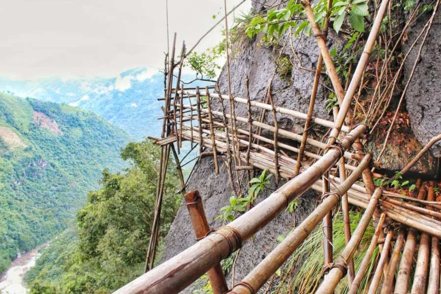 অনেক রাবীন্দ্রিক বিশেষজ্ঞদের দৃষ্টিতে রবীন্দ্রনাথ ঠাকুরের সম্ভবত শ্রেষ্ঠ প্রেমোপন্যাস হিসেবে যেটি বিবেচিত হয়, সেই ‘শেষের কবিতা’র পটভূমি ছিল শিলং। উত্তর-পূর্ব ভারতের যে শৈলশহরে বেড়াতে গিয়ে উপন্যাসের নায়ক অমিত রে এক পথ দুর্ঘটনার জেরে প্রেমে পড়ে লাবণ্যর।