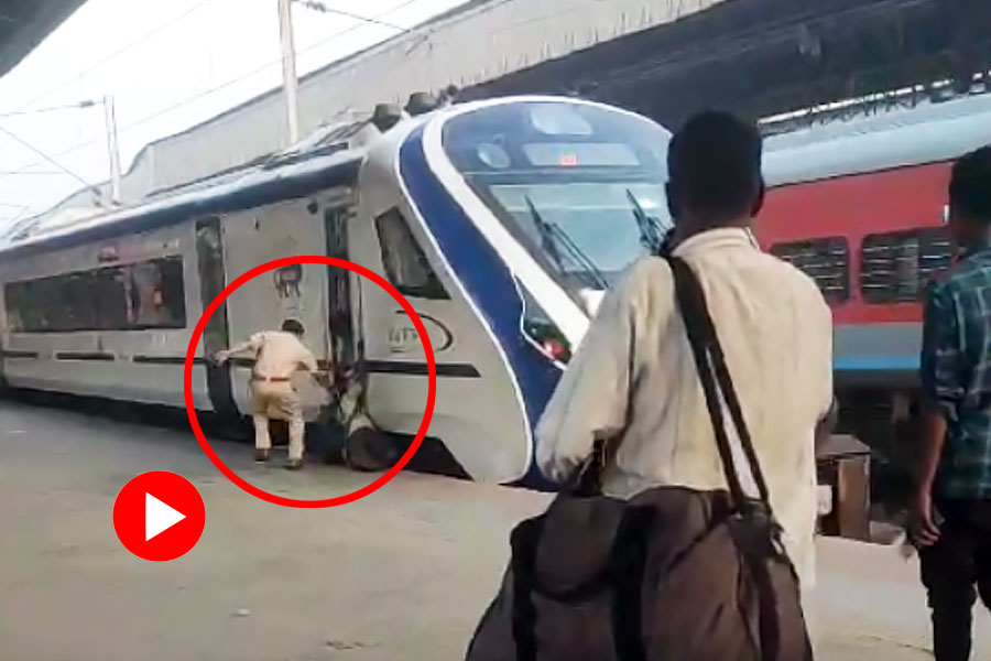 Man slipped from Howrah-Puri Vande Bharat Express in Howrah Station, RPF rescues