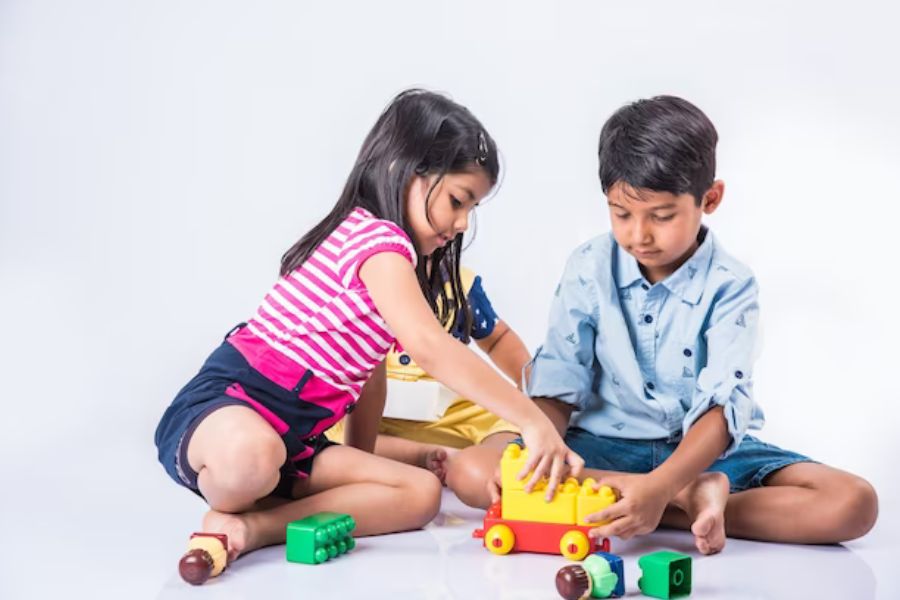 পুজোয় বাচ্চাকে জামাকাপড়ের সঙ্গে এমন খেলনাও দিতে পারেন। ওর মন ভাল হবে। কিন্তু কী খেলনা দেবেন? তাই তো! দেখুন, খেলা বাছুন বয়স অনুযায়ী।  দেখা যাক কোন বয়েসের বাচ্চাকে কী খেলনা দেওয়া সঠিক।