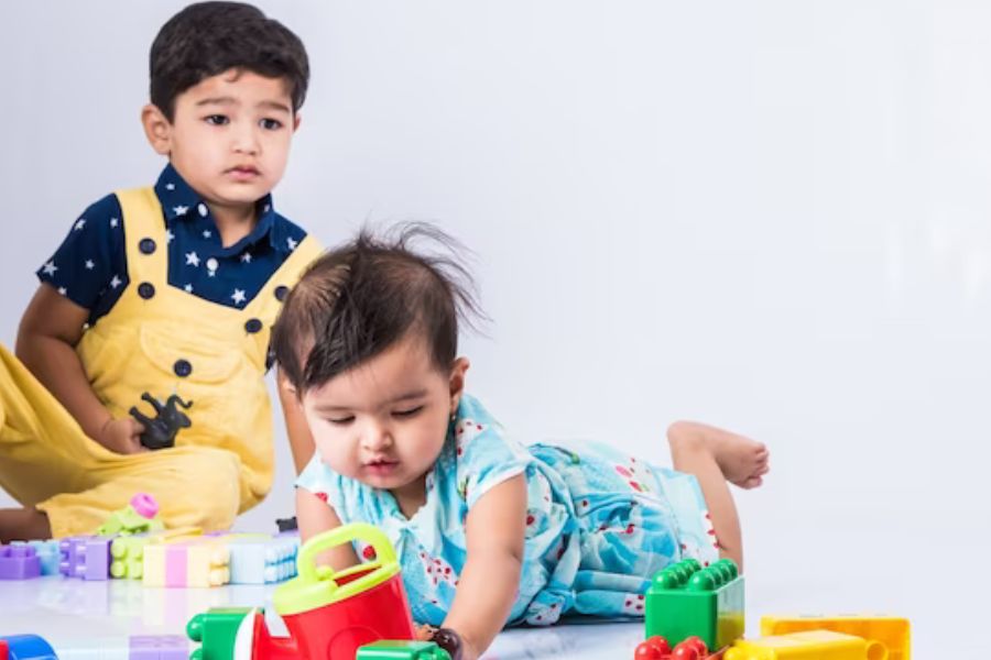 ১ বছর পর্যন্ত - চারপাশের জগত সম্পর্কে এক্কেবারে নিজস্ব অনুভূতি পাওয়ার ভঙ্গি এই বয়সের শিশুদের একান্ত এক কায়দা। বস্তুটি নরম না শক্ত,  আঠালো না খসখসে, হাতের স্পর্শে,  হাত থেকে ফেলে,  ছুঁড়ে,  আছড়ে,  ঝাঁকিয়ে, মুখে লাগিয়ে, স্বাদ নিয়ে বোঝার চেষ্টা করে এরা। 