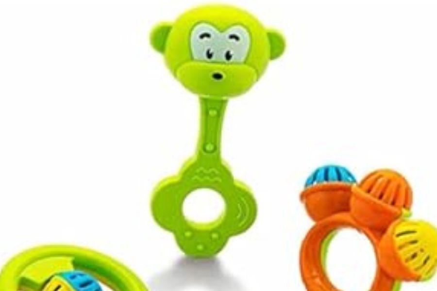 আদর্শ খেলনা – ঝুনঝুনি,  নার্সারি মোবাইলের মতো ঝুলন্ত খেলনা, অনেকগুলি রিং লাগানো আয়না। নিজেদের মুখ নানা কোণ থেকে দেখলে বাচ্চা আরও বেশি সাড়া দেয় সবেতে।