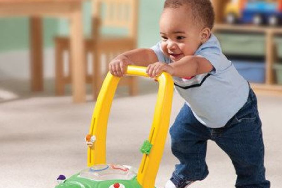 ২-৩ বছর পর্যন্ত - যখন বিছানা ছেড়ে হাঁটা শেখার সময় এবং আস্তে আস্তে হাঁটা-ঘোরাঘুরি করার বয়েস। আদর্শ খেলনা - পুশ পুশ খেলনা। ঠেলে চালাতে হয়, তেমন জাতীয় খেলনা। সেটা যত ঠেলে, তত তাড়াতাড়ি বাচ্চা হাঁটতে শেখে।