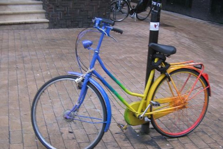 রেনবো সার্কেল রিং। বিভিন্ন রংয়ের রিং একটা রঙিন স্ট্যান্ডের মধ্যে পর পর বড় থেকে ছোট মাপ অনুযায়ী রাখা শিখতে হয়।